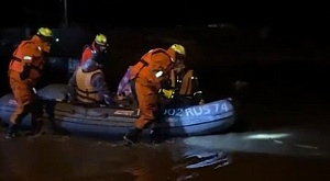 Спасатели ПСС Челябинской области оказывают помощь жителям районов, оказавшихся в зоне подтоплений